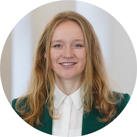 Frau lächelt in Kamera