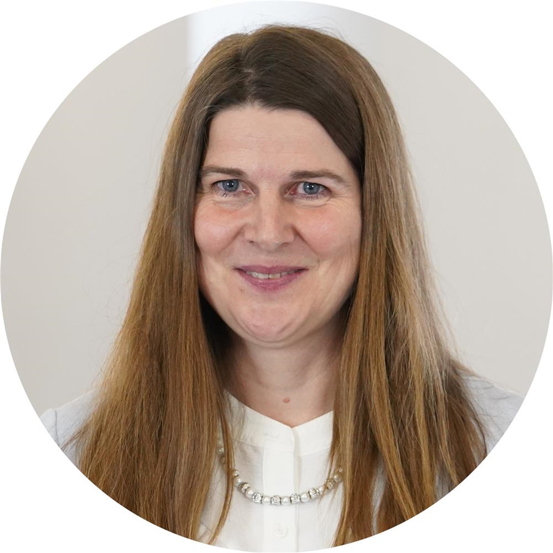 Frau lächelt in Kamera