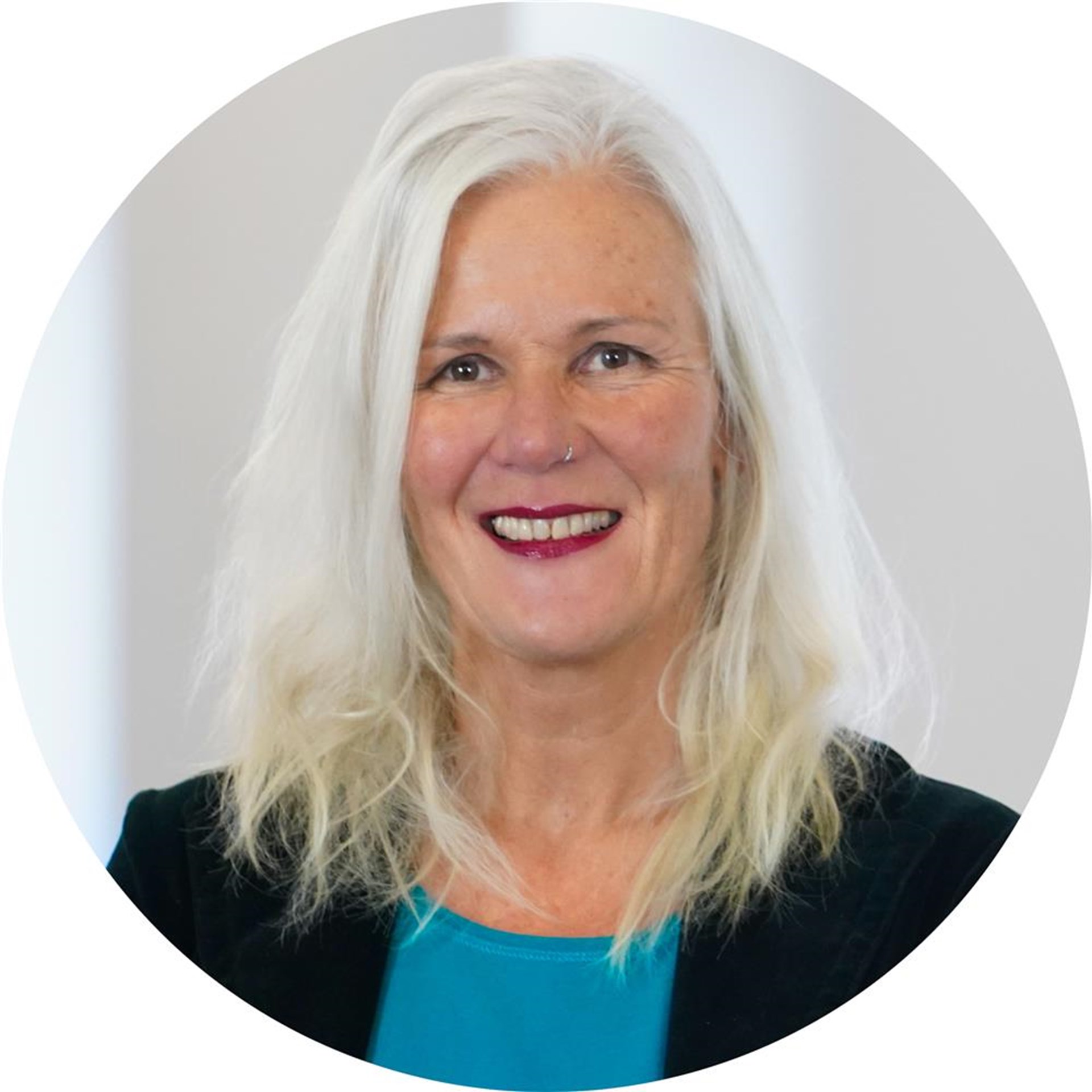 Frau lächelt in Kamera