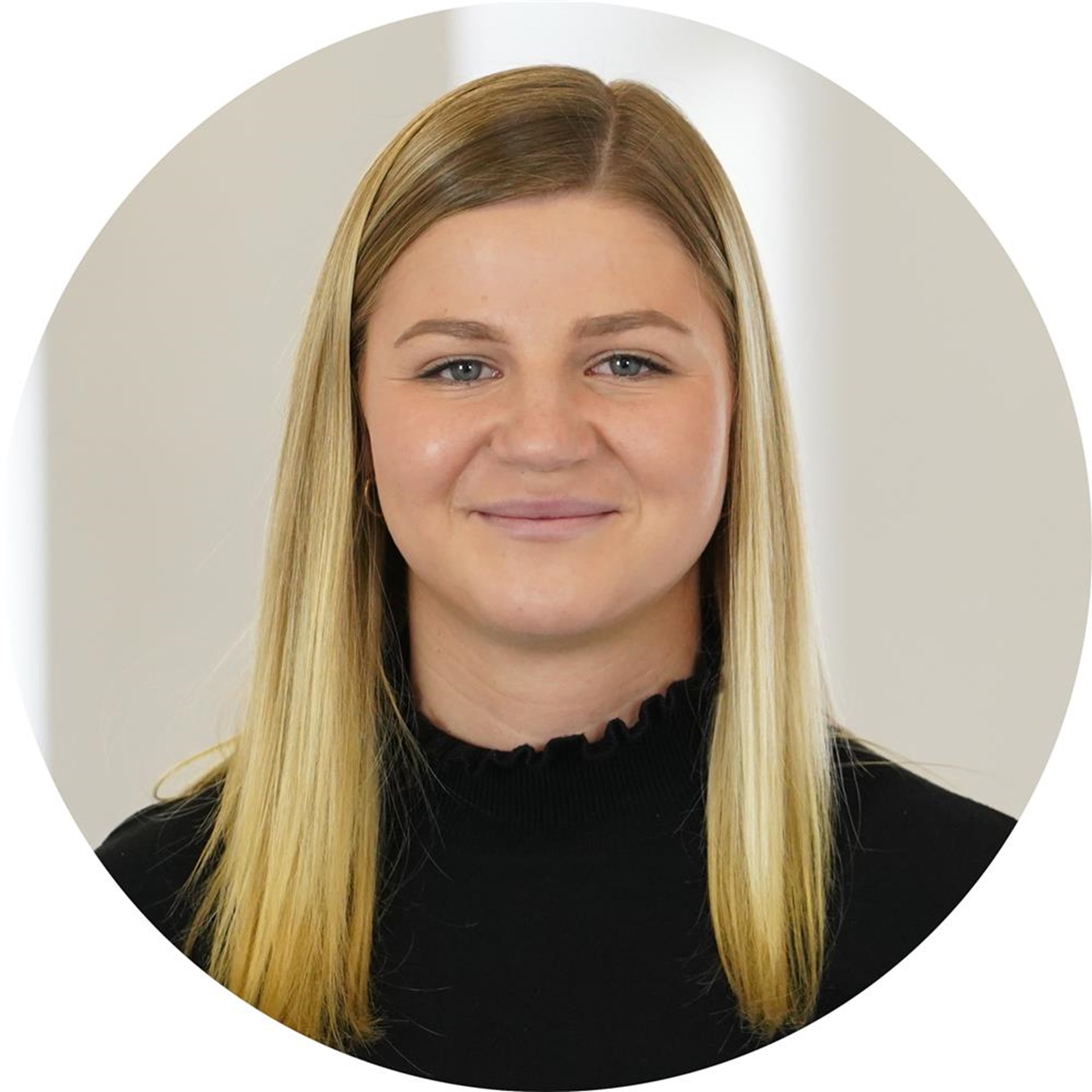 Frau lächelt in Kamera