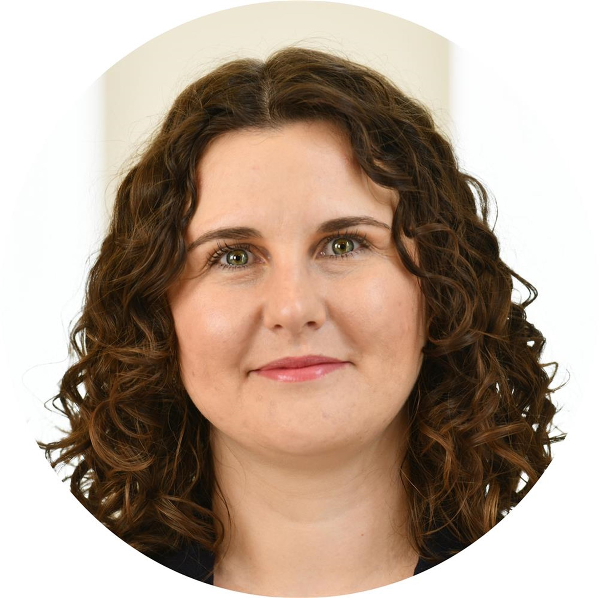 Eine Frau lächelt in die Kamera.