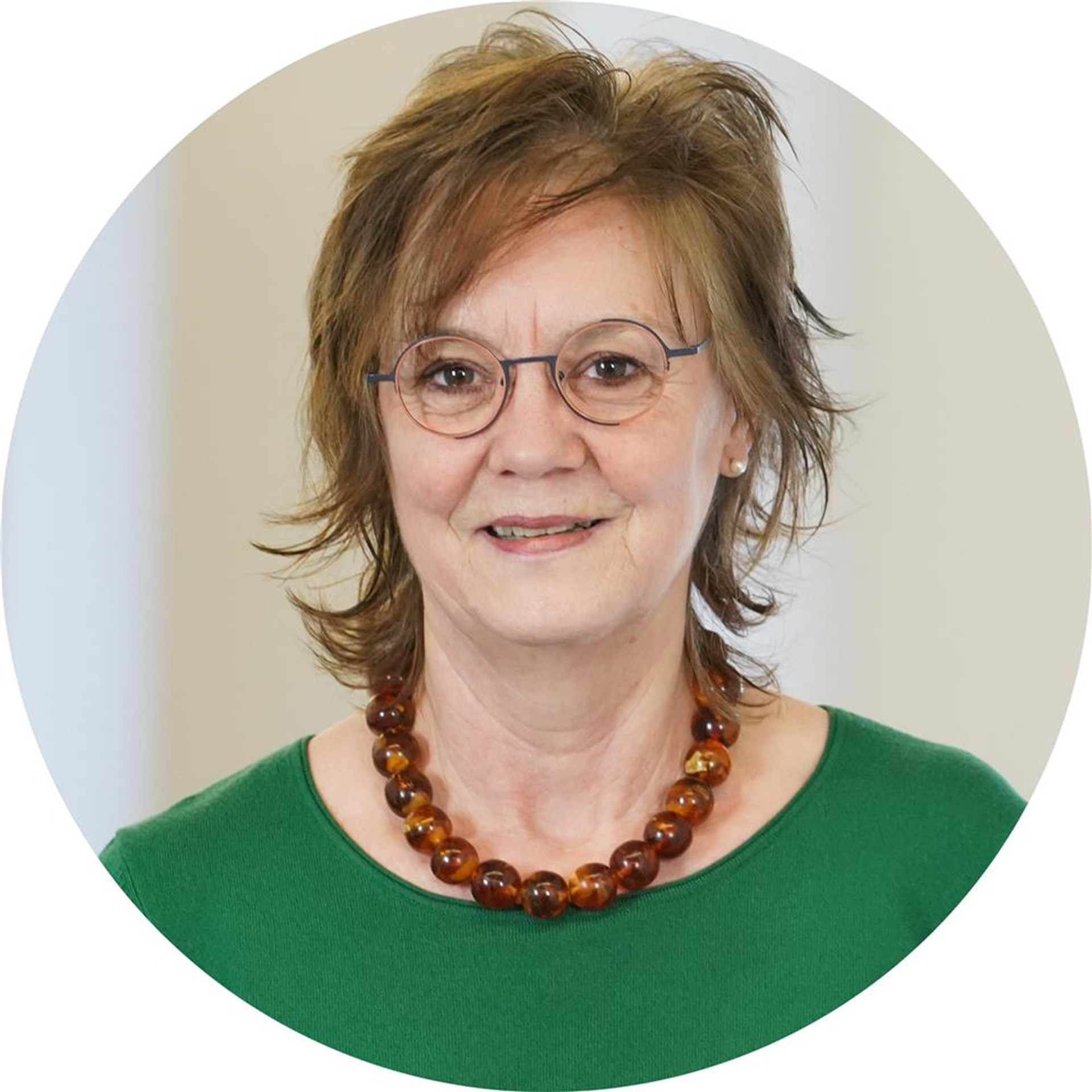 Frau lächelt in Kamera
