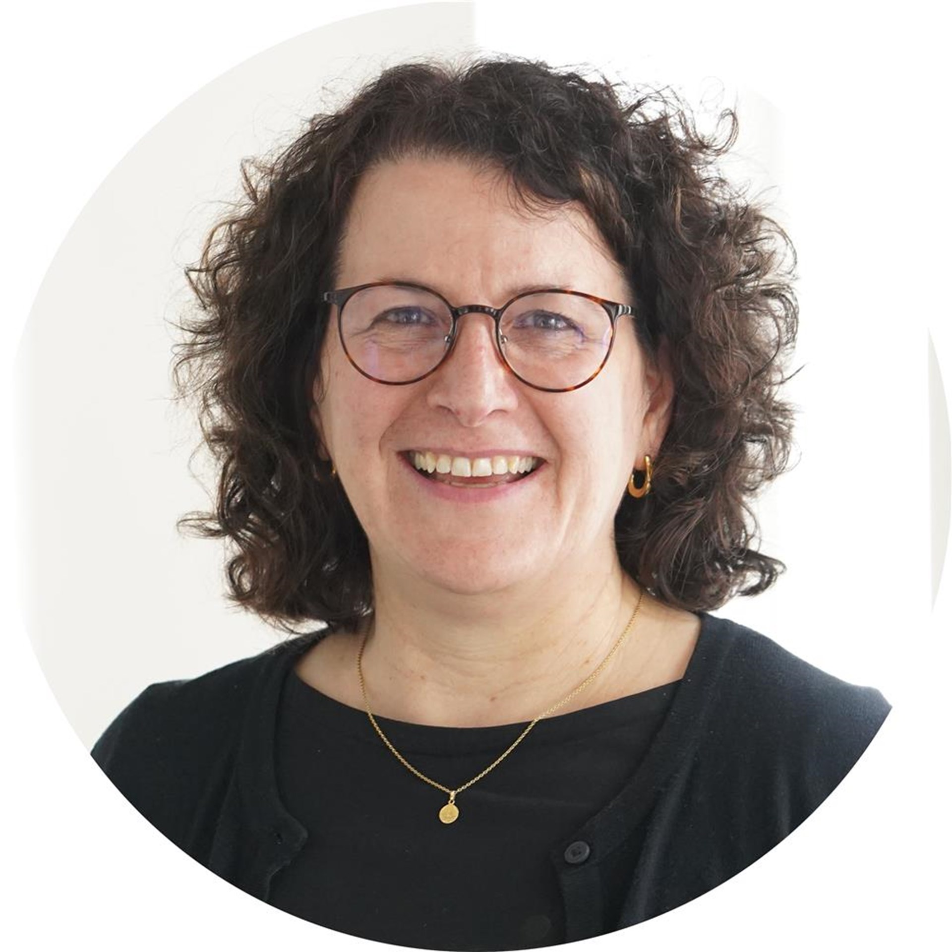 Frau lächelt in Kamera
