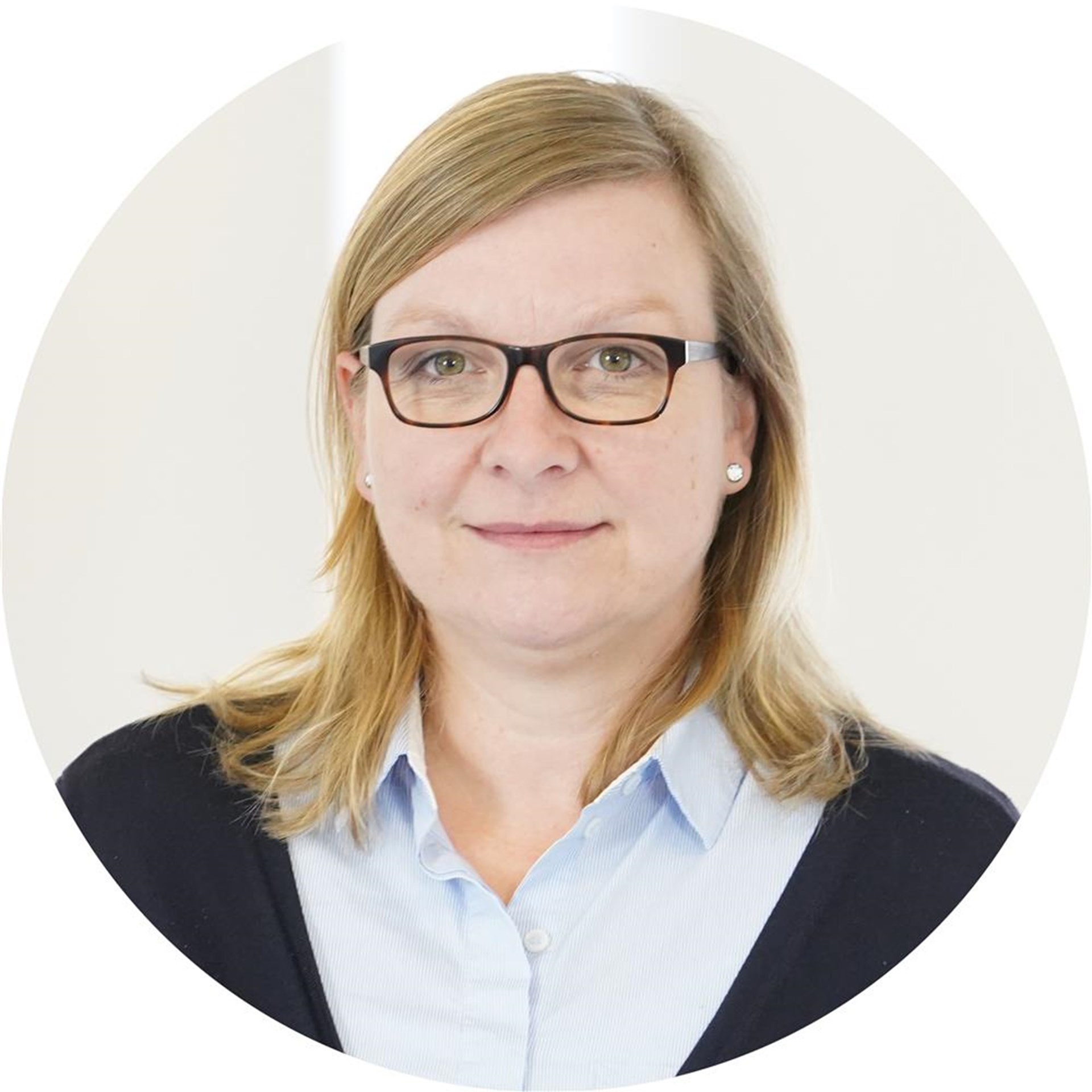 Frau lächelt in Kamera