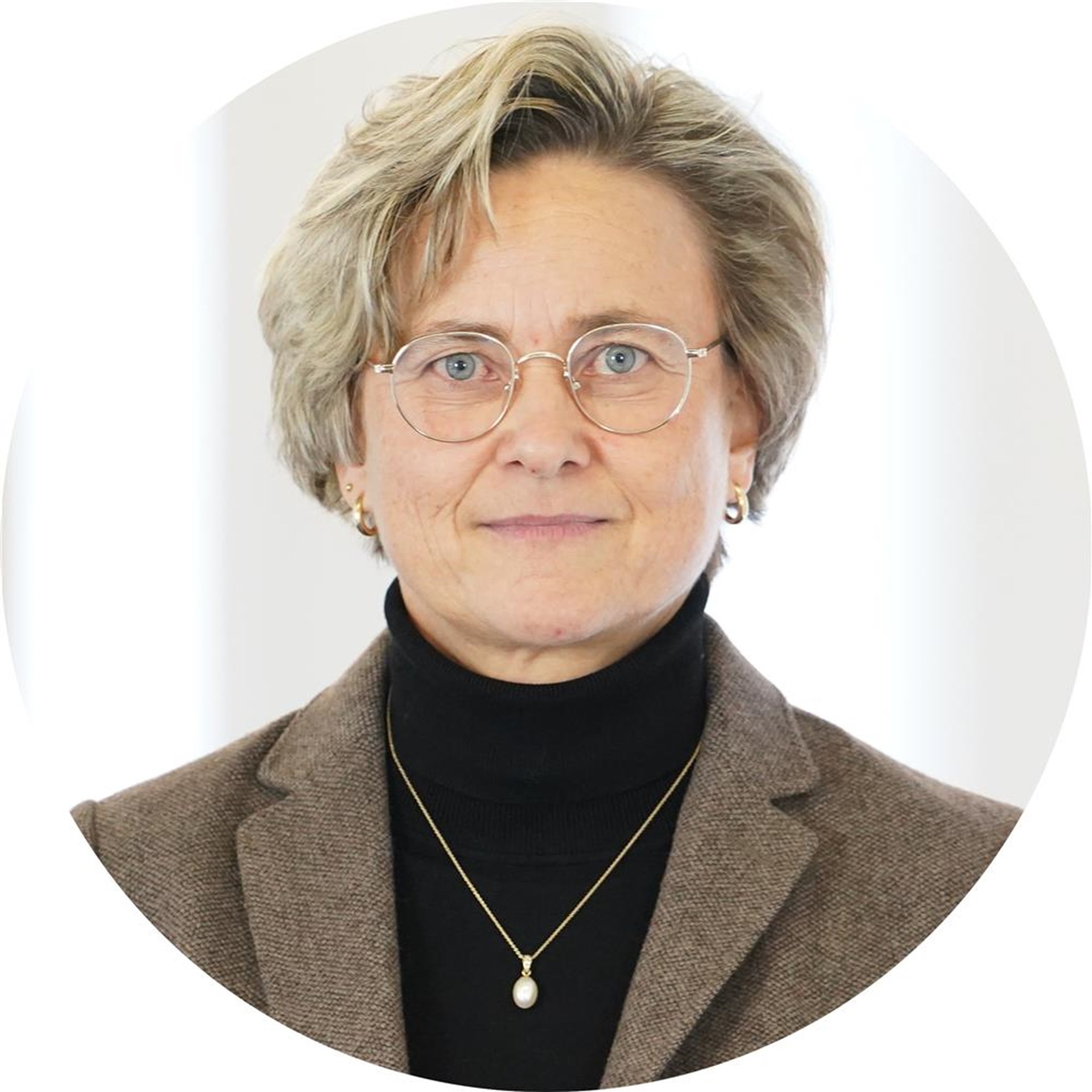 Frau lächelt in Kamera