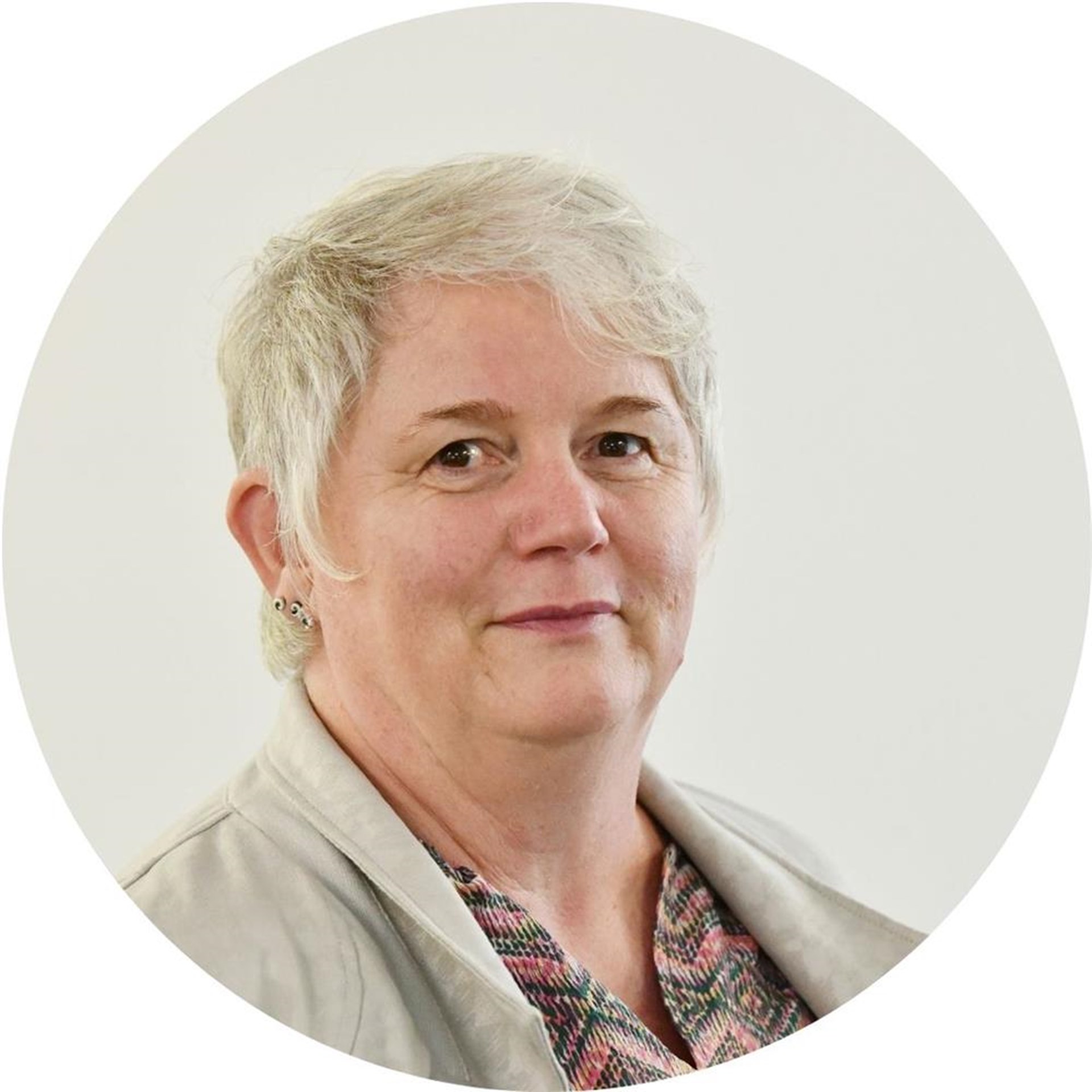 Eine Frau lächelt in die Kamera.